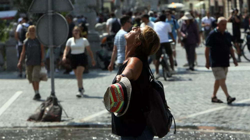 10.07.2024 simbolična fotografija, vročin, umetni dežFoto: Tomaž Skale