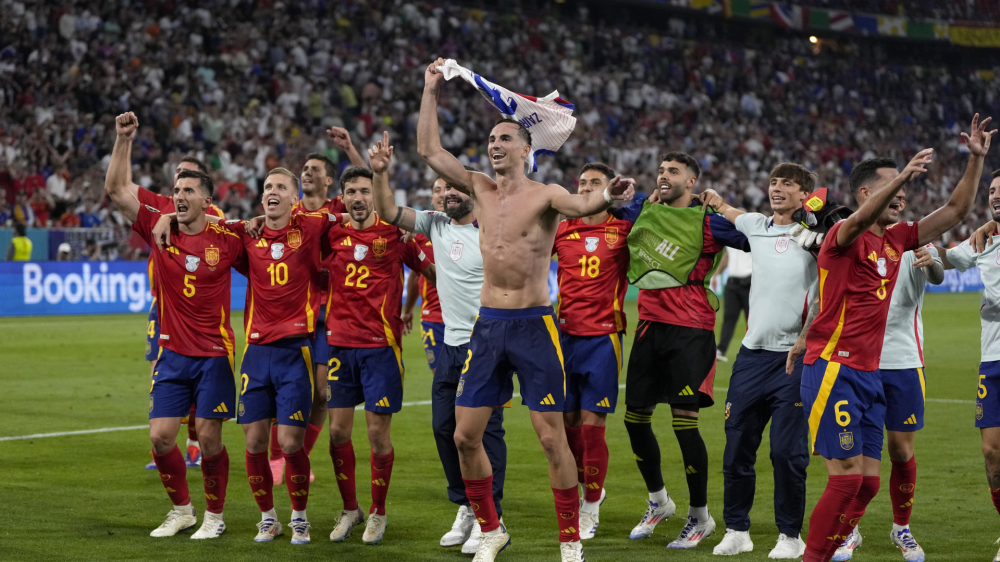 Spain players celebrate at the end of a semifinal match between Spain and France at the Euro 2024 soccer tournament in Munich, Germany, Tuesday, July 9, 2024. Spain won 2-1. (AP Photo/Matthias Schrader)