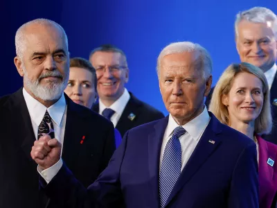 Ameriški predsednik Joe Biden poskuša na vrhu Nata dokazati, da še ni za v staro šaro in da lahko premaga republikanskega protikandidata Donalda Trumpa.

 

 