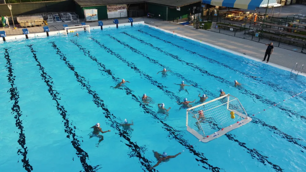 Olimpijski bazen Pod Skalco v Kamniku bo za športnike primeren šele v poletnih mesecih. Foto: Arhiv ZTŠK