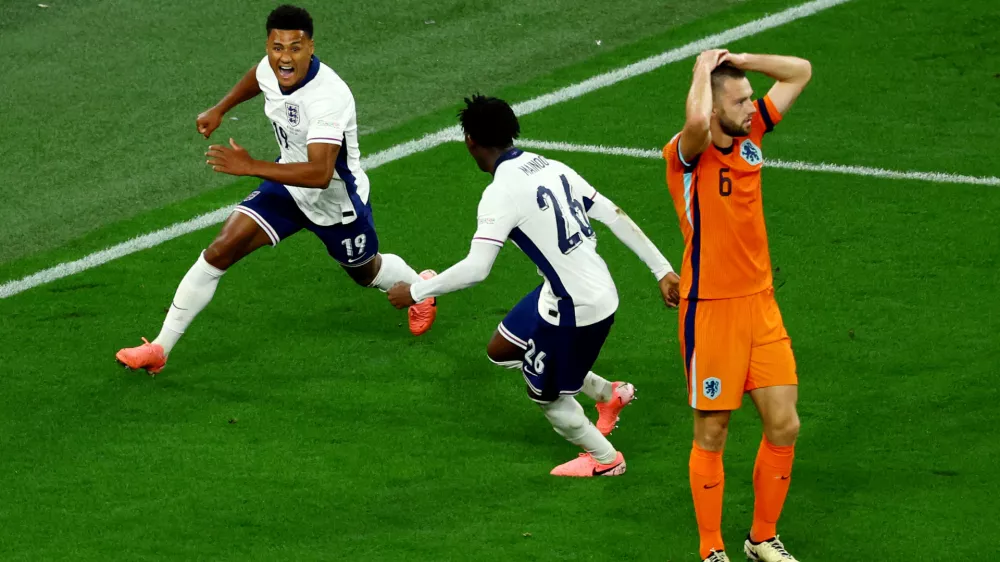 Soccer Football - Euro 2024 - Semi Final - Netherlands v England - Dortmund BVB Stadion, Dortmund, Germany - July 10, 2024 England's Ollie Watkins celebrates scoring their second goal with Kobbie Mainoo as Netherlands' Stefan de Vrij looks dejected REUTERS/Thilo Schmuelgen