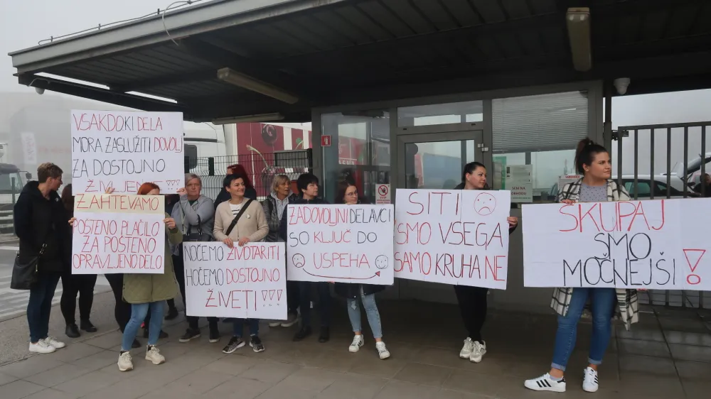 Celje, skladisce Tusa<br>Okrog 100 zaposlenih v Tusu je danes na protestnem shodu zahtevalo visje place in ureditev delovnih razmer.