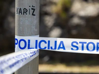 ﻿- simbolična fotografija – policija - policijski trak - 27.06.2019 – Dol pri Hrastovljah - Železniška nesreča v predoru Hrastovlje na železniški progi proti Kopru, kjer je od kompozicije 18 vagonov tovornega vlaka iztirilo šest vagonov, ki je prevažal kerozin v Munchen pri čemer je pri eni cesterni prišlo do izlitja okoli 10.000 litrov kerozina in ogrozilo izvir reke Rižane  //FOTO: Matjaž Rušt