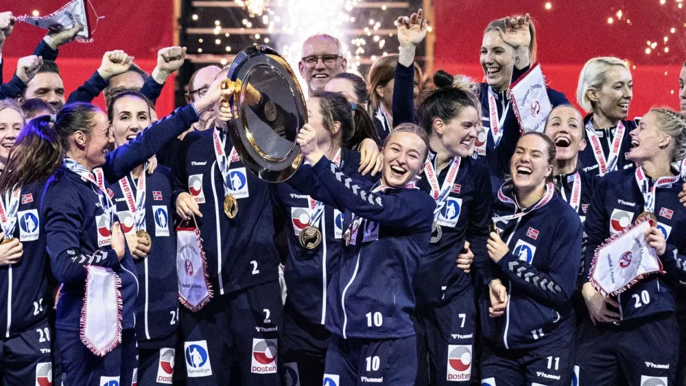 ﻿Handball - EHF Euro Women's Handball Championship Final - France v Norway - Jyske Bank Boxen, Herning, Denmark - December 20, 2020 The Norway team celebrate with the trophy after winning the EHF Euro Women's Handball Championship Ritzau Scanpix via REUTERS/Henning Bagger THIS IMAGE HAS BEEN SUPPLIED BY A THIRD PARTY. IT IS DISTRIBUTED, EXACTLY AS RECEIVED BY REUTERS, AS A SERVICE TO CLIENTS. DENMARK OUT. NO COMMERCIAL OR EDITORIAL SALES IN DENMARK.