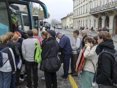 - 07.10.2022 – Avtobusna postaja Ljubljana - zaradi brezplačnih vozovnic za upokojence občasna gneča na avtobusih, ki vozijo proti Obali - - upokojenci - starejši - starostniki - brezplačne vozovnice - //FOTO: Jaka Gasar