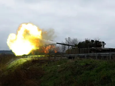 Ukrainian soldiers fire a round on the frontline from a T80 tank that was captured from Russians during a battle in Trostyanets in March, as Russia's invasion of Ukraine continues, in the eastern Donbas region of Bakhmut, Ukraine, November 4, 2022. REUTERS/Clodagh Kilcoyne   TPX IMAGES OF THE DAY