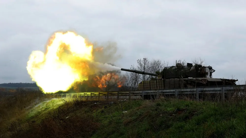 Ukrainian soldiers fire a round on the frontline from a T80 tank that was captured from Russians during a battle in Trostyanets in March, as Russia's invasion of Ukraine continues, in the eastern Donbas region of Bakhmut, Ukraine, November 4, 2022. REUTERS/Clodagh Kilcoyne   TPX IMAGES OF THE DAY