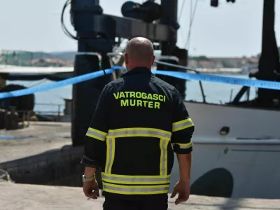 07.05.2019., Murter - Na otoku Murteru doslo je do pozara na jedrilici koja se nalazila u brodgradilistu. U pozaru je izgorila jedilica i ostecena su dva broda te velika dizalica. rPhoto: Hrvoje Jelavic/PIXSELL