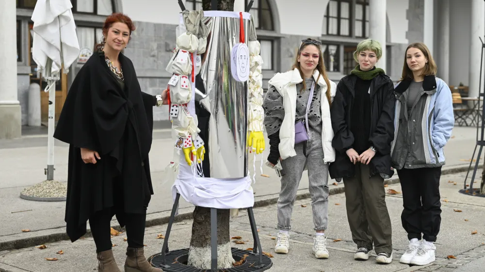 Saša Strnad, idejna vodja projekta oblačenja dreves, si je kreacije ogledala skupaj z avtoricami, dijakinjami Elo Pušnik, Ano Maresić Fink in Hano Krnc.