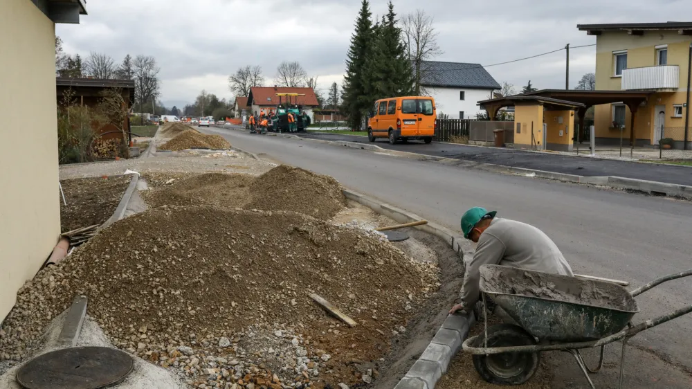 - 09.11.2022 – Prenova ceste v naselju Črna vas - zaprta cesta na odseku od Ižanske ceste do Brglezovega štradona – ureditev vodovoda, kanalizacije, plinovoda, električne in telekomunikacijske napeljave, javne razsvetljave, pločnika, kolesarske steze in vozišča //FOTO: Luka Cjuha