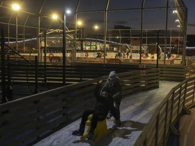 ﻿- 19.11.2021 - Nakupovalno središče ALEJA v Ljubljani – drsališče nad mestom na strehi Aleje -  /FOTO: Jaka Gasar