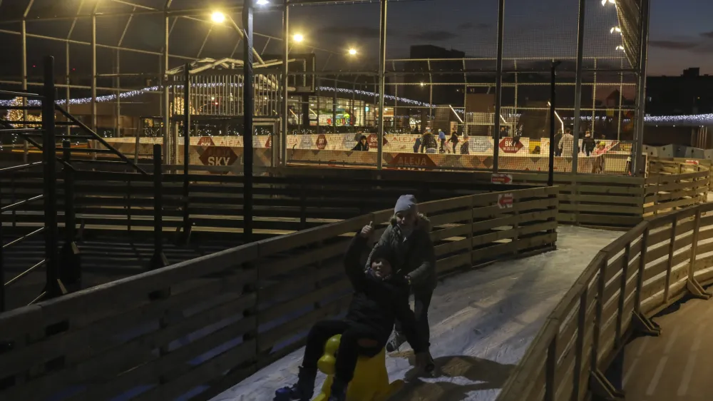 ﻿- 19.11.2021 - Nakupovalno središče ALEJA v Ljubljani – drsališče nad mestom na strehi Aleje -  /FOTO: Jaka Gasar