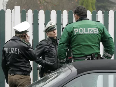 Polizei sperrt am Donnerstag, 14. Februar 2008, das Wohnhaus des Postchefs Klaus Zumwinkel in Koelnab. Gegen Zumwinkel laeuft nachPresseberichten eine Razzia wegen des Verdachts der Steuerhinterziehung. ZDF und 'Spiegel online' berichteten am Donnerstag, Staatsanwaelte und Steuerfahnder hetten am Morgen die Villa und das Buero des Managers durchsucht. (AP Photo/Roberto Pfeil) --- Police blocks the home of Post CEO Klaus Zumwinkel in Cologne, western Germany, Thursday, Feb. 14, 2008. German authorities searched Deutsche Post Chief Executive Klaus Zumwinkel's home and offices Thursday morning in a tax evasion investigation, media reported. Both ZDF television and Spiegel magazine's online edition reported the raids targeted both Zumwinkel's villa in Cologne and office in Bonn. (AP Photo/Roberto Pfeil)