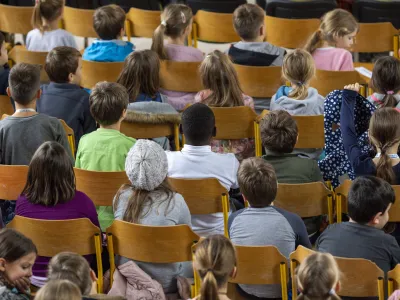 - otrok, otroci, ola- 26.10.2018  Osnovna ola O Franceta Bevka, Ulica Pohorskega bataljona 1 v Ljubljani - prenovljeno olsko igriče, //FOTO: Matja Rut