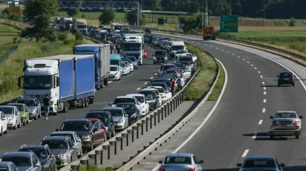 - prometni zastoj - zaprta avtocesta med Brnikom in martnim - kolona - 09.06.2017 - Gorenjska avtocesta - prometna nesreča pri počivaliču Povodje proti Ljubljani v kateri sta bila udeleena osebno vozilo in motorist, ki je na kraju nesreče umrl..   //FOTO: Luka Cjuha