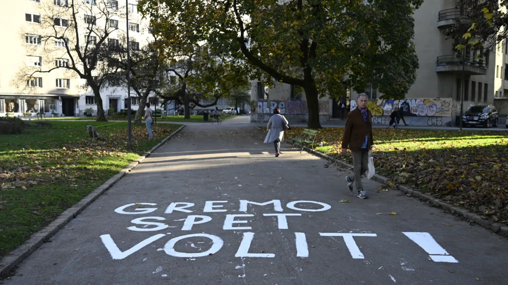  - simbolična fotografija - <br><br>- 08.11.2022 – Predsedniške in lokalne volitve 2022 - napis na cesti Gremo spet volit.<br> <br><br>//FOTO: Nik Erik Neubauer