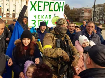 Meščani Hersona so po umiku Rusov z ukrajinskimi vojaki na osrednjem trgu proslavili konec okupacije svojega mesta. Foto: twitter, @ukrainiansquad