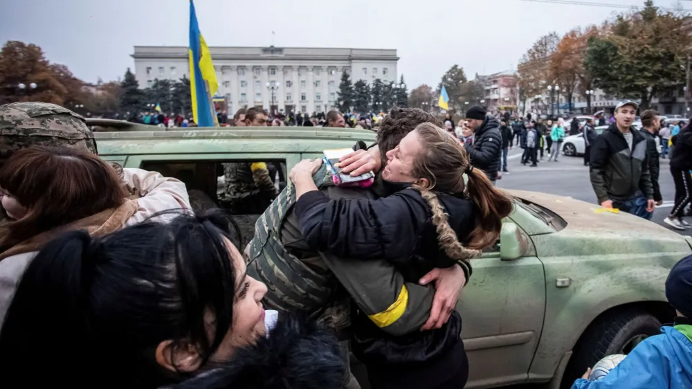 A local resident hugs Ukrainian serviceman as people celebrate after Russia's retreat from Kherson, in central Kherson, Ukraine November 12, 2022. REUTERS/Yevhenii Zavhorodnii   TPX IMAGES OF THE DAY