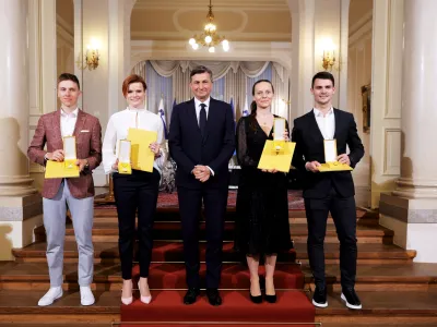 Ljubljana, Predsedniska palaca.<br>Predsednik republike Borut Pahor je na posebni slovesnosti vrocil drzavna odlikovanja sportnikom Alenki Artnik, Timu Gajserju, Tadeju Pogacarju in Urski Zolnir Jugovar.