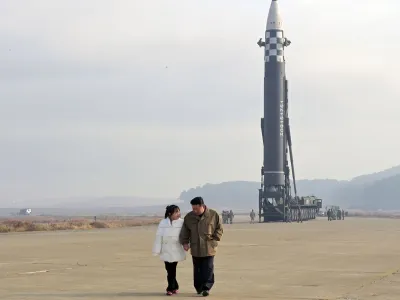 HANDOUT - 18 November 2022, North Korea, ---: A picture provided by the North Korean state news agency (KCNA) on 19 November 2022 shows North Korean leader Kim Jong-un (R) walking accompanied by his daughter during the launching of Hwasong-17 intercontinental ballistic missiles. Photo: -/KCNA/dpa - ACHTUNG: Nur zur redaktionellen Verwendung im Zusammenhang mit der aktuellen Berichterstattung und nur mit vollständiger Nennung des vorstehenden Credits