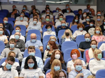 Ljubljana, Domus Medica.<br>Izredna letna konferenca Sindikata zdravnikov in zobozdravnikov Fides, s katero so sklenili zbiranje podpisov za izlocitev zdravnikov in zobozdravnikov iz enotnega sistema plac v javnem sektorju.