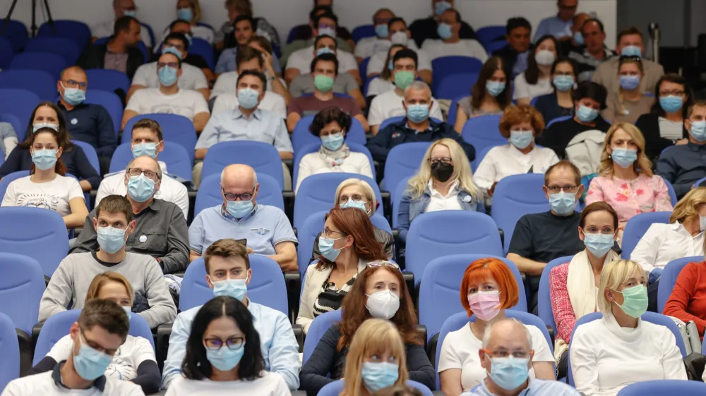 Ljubljana, Domus Medica.<br>Izredna letna konferenca Sindikata zdravnikov in zobozdravnikov Fides, s katero so sklenili zbiranje podpisov za izlocitev zdravnikov in zobozdravnikov iz enotnega sistema plac v javnem sektorju.