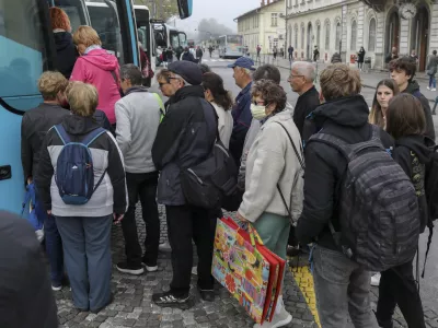 - 07.10.2022 – Avtobusna postaja Ljubljana - zaradi brezplačnih vozovnic za upokojence občasna gneča na avtobusih, ki vozijo proti Obali - - upokojenci - starejši - starostniki - brezplačne vozovnice - //FOTO: Jaka Gasar / Foto: Jaka Gasar