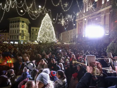 - 25.11.2022 – Veseli December v Ljubljani 2022 - prižig prazničnih luči v središču prestolnice - svetlobna okrasitev mesta - začetek prazničnega decembrskega sejma na ljubljanskih ulicah - novoletno okrašena Ljubljana - //FOTO: Luka Cjuha