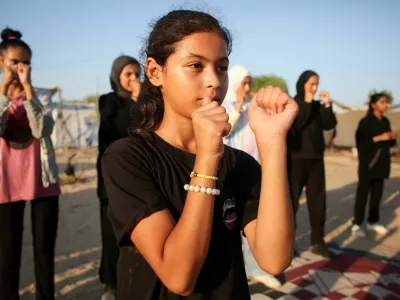 Girls train for boxing under Palestinian boxing coach Osama Ayoub near a tent camp sheltering displaced people, amid the Israel-Hamas conflict, in Khan Younis in the southern Gaza Strip, July 10, 2024. REUTERS/Hatem Khaled / Foto: Hatem Khaled