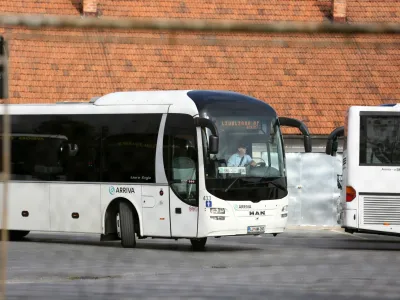 - vozniki avtobusov podjetij v skupini Arriva Slovenija so po več neuspenih pogajanjih z vodstvom drube napovedali začetek stavke - stavka  protest - 04 09.2017  avtobusni prevoznik Arriva, poslovna enota v Ljubljani, Sredika ulica 4  //FOTO: Luka Cjuha