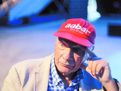 ﻿Niki Lauda, legenda Formule 1 in uspešen poslovnež - trikratnega zmagovalca svetovnega prvenstva je zgodovinska nesreča leta 1976 vidno zaznamovala - kasneje je prevzel vlogo svetovalca ekipe Mercedes, lansiral lastno letalsko linijo Lauda Air, napisal pet biografskih knjig ter se preizkusil tudi v Hollywoodu.    //FOTO: Jaka GasarOPOMBA: ZA OBJAVO V PRILOGI – DNEVNIKOV OBJEKTIV - INTERVJU 2013