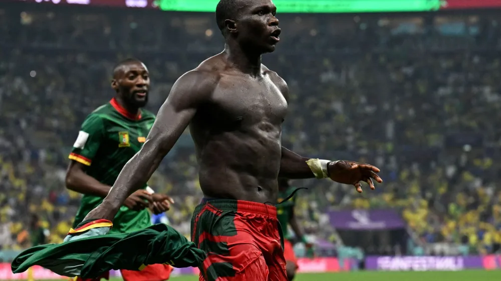 Vincent Aboubakar si je pri proslavljanju gola proti Braziliji slekel dres, prejel drugi rumeni in posledično rdeči karton, a to njegovega veselja ni ustavilo.