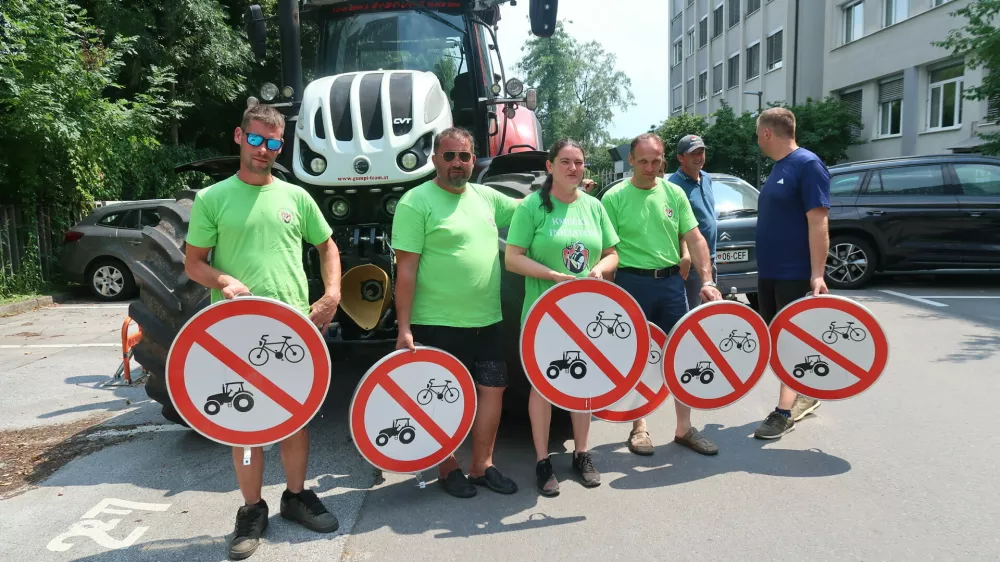 kmečki punt, Kmečka iniciativa je pred ministrstvo za infrastrukturo dostavila prometne znake, ki jih je odstranila z nove obvoznice Britof-Hotemaže. Foto: Tatjana Pihlar  