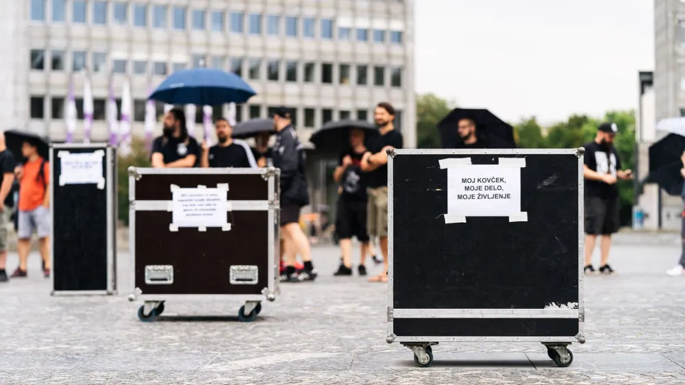 ﻿Protest tehnikov, zaposlenih v z glasbeni industriji, z delovnimi kovčki, pred parlamentom avgusta 2020; PustiteNamDelat-Ljubljana; pod iniciativo Dobrodelnega društva MiDelamoDogodke