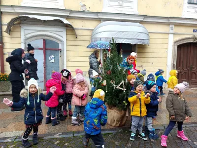 Kamniški otroci so poskrbeli, da je novoletna smrečica primerno okrašena. F visitkamnik