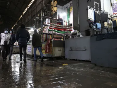 Iranians walk through Tehran Bazaar, in Tehran, Iran December 5, 2022. Majid Asgaripour/WANA (West Asia News Agency) via REUTERS ATTENTION EDITORS - THIS PICTURE WAS PROVIDED BY A THIRD PARTY