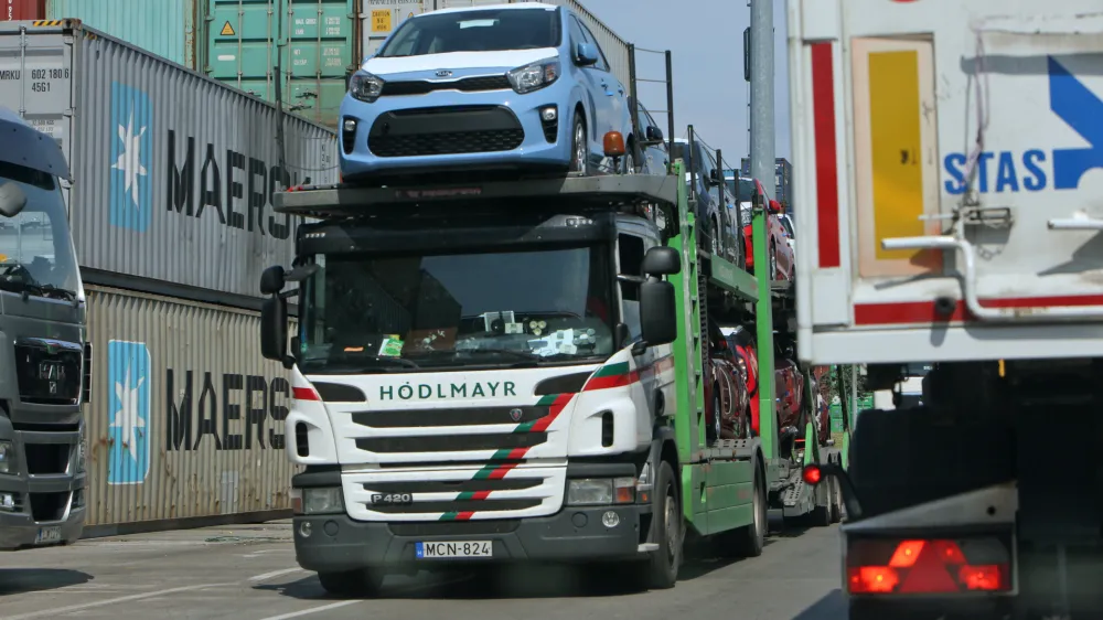 ﻿- avtomobilski terminal - avtomobili - transport - logistika- - 11.04.2017 - Luka Koper, pristaniški in logistični sistem, d.d., mednarodno tovorno koprsko pristanišče, - //FOTO: Tomaž Skale