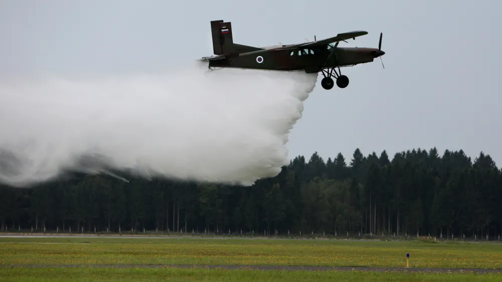 ﻿- prikaz gašenje požara - večnamensko transportno vojaško letalo Pilatus PC-6- 10.08.2017 – Letalska baza Brnik - Slovenska vojska (SV) - dežurna helikopterska posadka za potrebe reševanja v gorah in za izvajanje medbolnišničnih prevozov,//FOTO: Bojan Velikonja