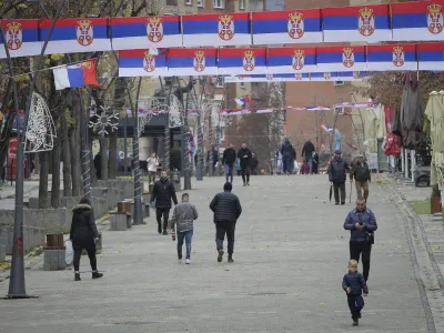 Glavni trg v etnično razdeljeni Mitrovici je okrašen s srbskimi zastavami. Razmere v mestu so spet zaostrene. Foto: AP