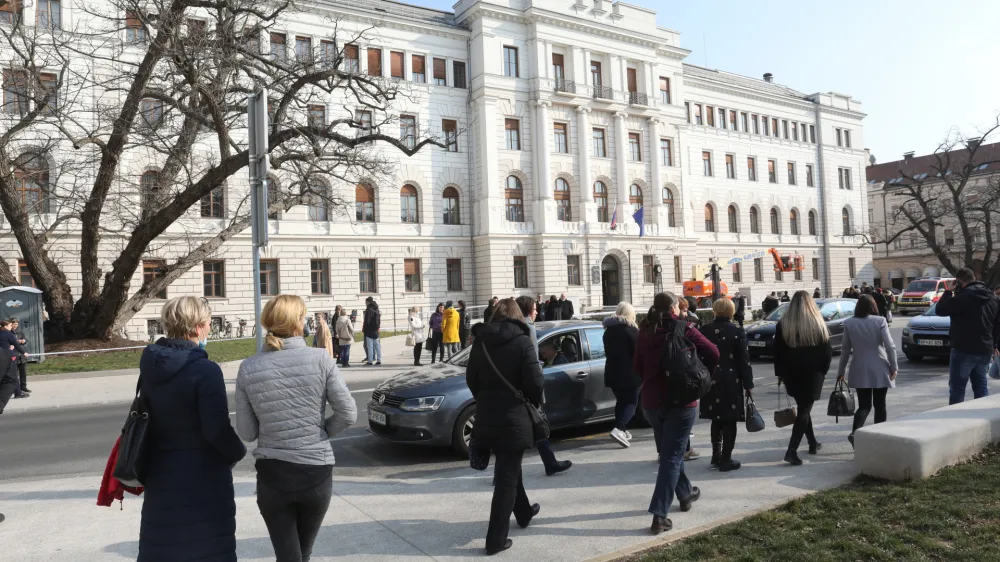 ﻿<br><br><br>- 07.03.2022 - Vrhovno sodišče Ljubljana, Tavčarjeva 9 - bombni preplah v sodni palači - zaradi grožnje z bombo so izpraznili ljubljansko sodno palačo<br><br><br>//FOTO: Tomaž Skale