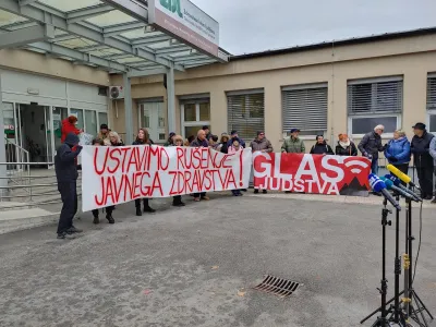 Ljubljana, Zdravstveni dom Ljubljana - Moste-Polje PE Polje.<br>Protest iniciative Glas ljudstva pred ZD Ljubljana - Moste-Polje PE Polje.<br>Foto: STA