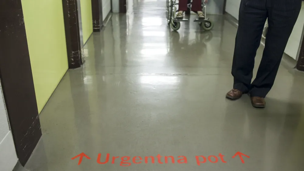 ﻿urgentna pot<br><br><br>- 04.06.2015 - Univerzitetni klinični center v Ljubljani - Internistična prva pomoč (IPP), specialistična služba, del Urgentnega bloka Univerzitetnega kliničnega centra v Ljubljani - Urgentni blok UKC - urgenca -  ///FOTO: Luka Cjuha.