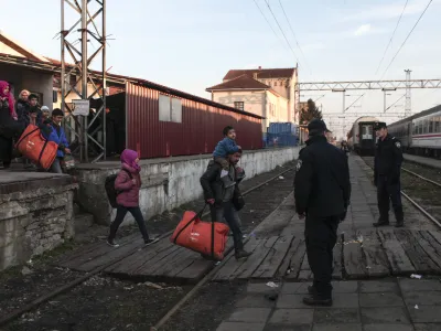 ﻿26.01.2016 -- železniška postaja Šid - Srbija - - mejni prehod Šid-Tovarnik na srbsko-hrvaški meji - <br><br><br><br> - Begunci 2016 - migracije po zahodni balkanski poti - migracijska pot beguncev iz Sirije, Afganistana in Iraka čez Balkan proti zahodni Evropi - evropska begunska kriza - migranti -    ///FOTO: Luka Cjuha