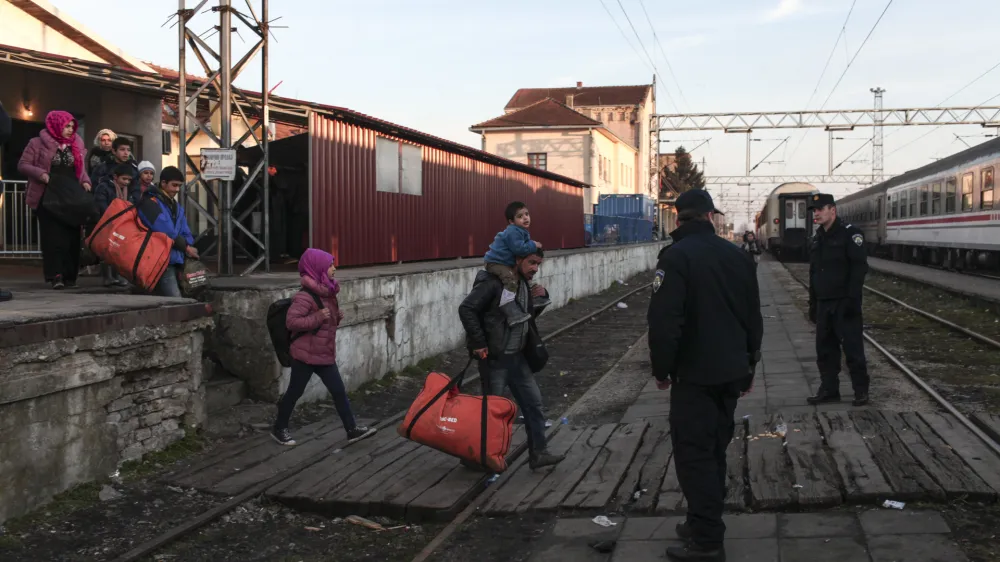 ﻿26.01.2016 -- železniška postaja Šid - Srbija - - mejni prehod Šid-Tovarnik na srbsko-hrvaški meji - <br><br><br><br> - Begunci 2016 - migracije po zahodni balkanski poti - migracijska pot beguncev iz Sirije, Afganistana in Iraka čez Balkan proti zahodni Evropi - evropska begunska kriza - migranti -    ///FOTO: Luka Cjuha