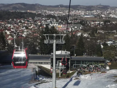 ﻿- Pohorska vzpenjača - gondola -- 21.02.2015 - Smučišče Mariborsko Pohorje - Športni center Pohorje - največji smučarski center v Sloveniji -  ///FOTO: Luka Cjuha.