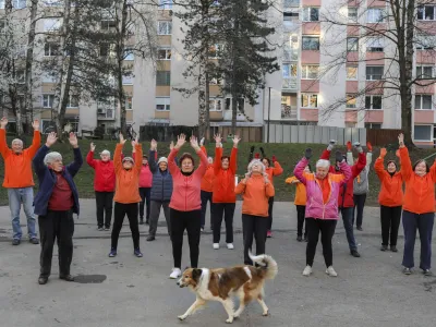 <br><br>- 05.04.2022 – Društvo Šola zdravja v ljubljanski četrtni skupnosti Šiška – jutranja telovadba na košarkarskem igrišču med ulico Ane Ziherlove in Rašiško ulico<br><br>//FOTO: Jaka Gasar<br>