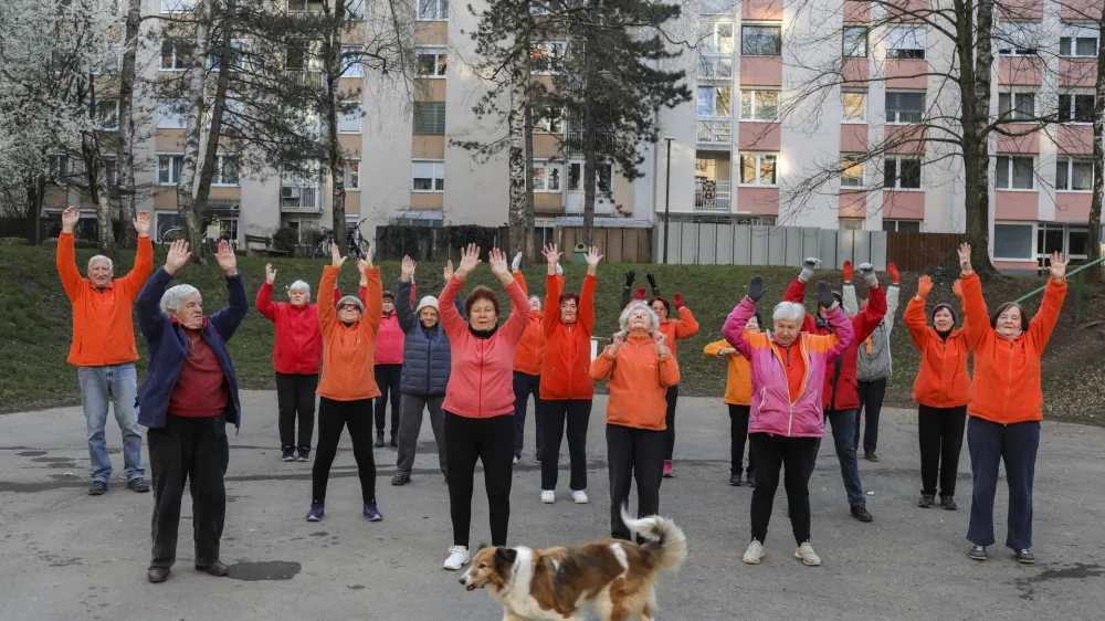 <br><br>- 05.04.2022 – Društvo Šola zdravja v ljubljanski četrtni skupnosti Šiška – jutranja telovadba na košarkarskem igrišču med ulico Ane Ziherlove in Rašiško ulico<br><br>//FOTO: Jaka Gasar<br>