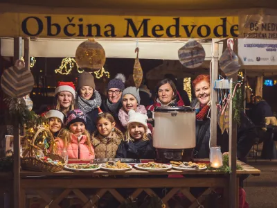 Medvodski osnovnošolci so v sodelovanju s Turistično zvezo Medvode pripravili poseben praznični napitek.