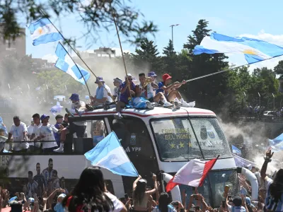 20 December 2022, Argentina, Buenos Aires: The Argentine soccer team bus welcomed by fans during the celebration parade upon their arrival after winning the FIFA World Cup Qatar 2022. Photo: Pepe Mateos/telam/dpa