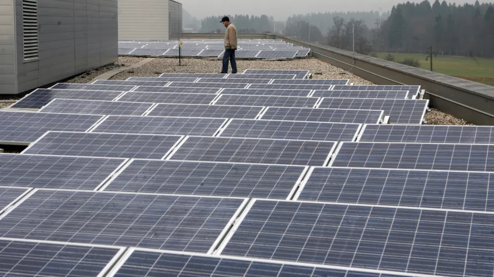 sončne celice - solarni moduli  - Tehnološki park Ljubljana - nova sončna elektrarna na strehi objekta, stavba B  //FOTO: Bojan Velikonja 